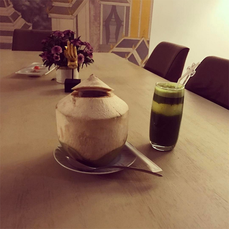 Мультивитаминный зеленый сок и кокосовая вода стали для Насти основным источником питания