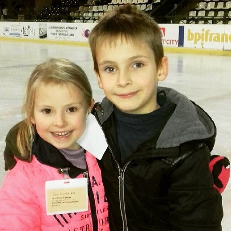 Дети Джигурды и Анисиной встали на лед