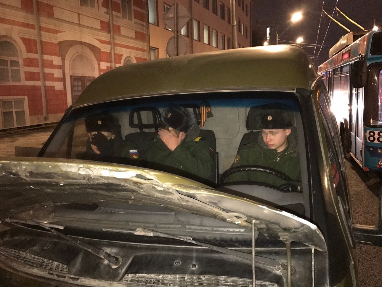 Водитель военного автомобиля нарушил правила дорожного движения - ехал по выделенной для общественного транспорта полосе на большой скорости