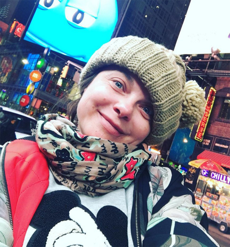 Королева гуляет по Нью-Йорку без макияжа