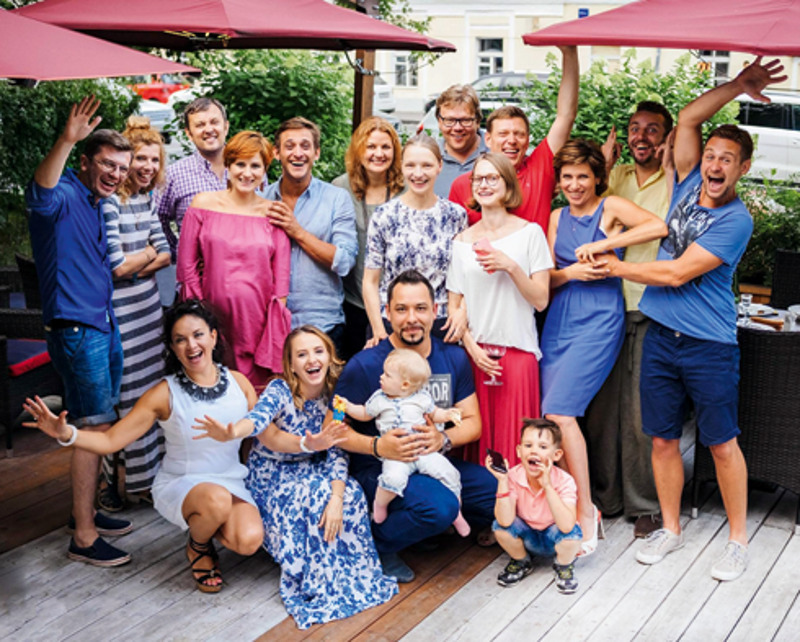 На дне рождения режиссера Антона Федотова (на фото – в первом ряду с ребенком). Лавыгин знаком с ним еще со студенческих времен