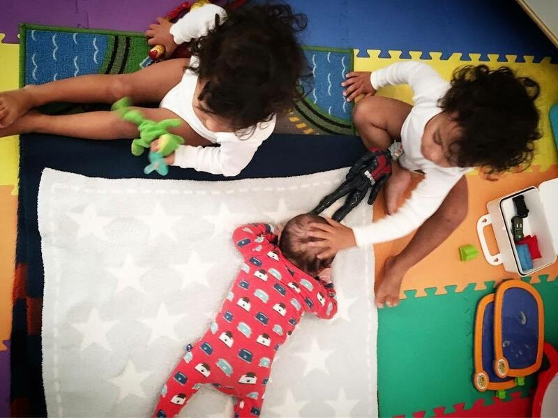 Старшие сыновья-близнецы Зои знакомятся со своим младшим братом