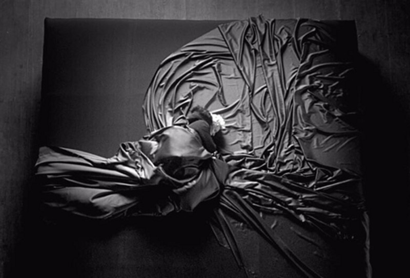 Основное действие клипа происходит на огромной кровати с шелковыми простынями