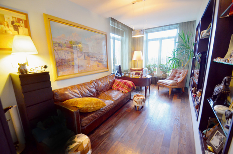 Кабинет – одно из любимых мест хозяина. Здесь висит картина, доставшаяся в наследство от отца