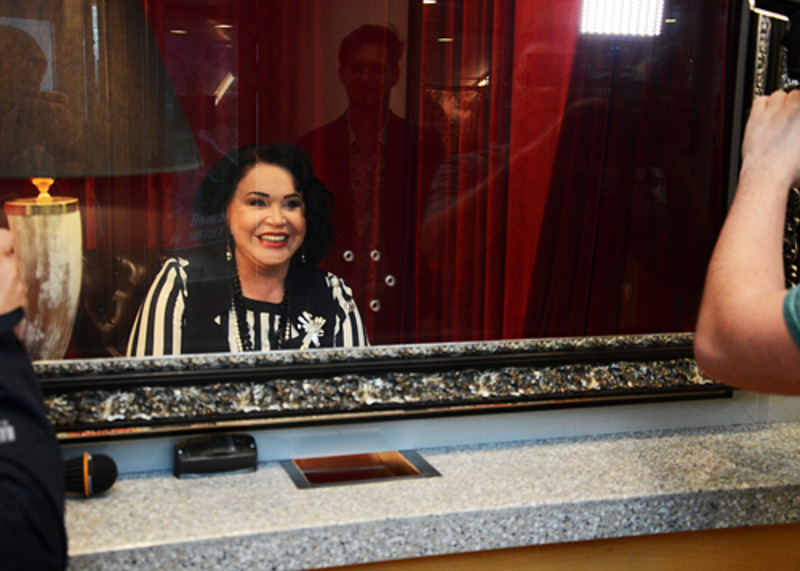 За два часа работы артистка продала более 100 билетов