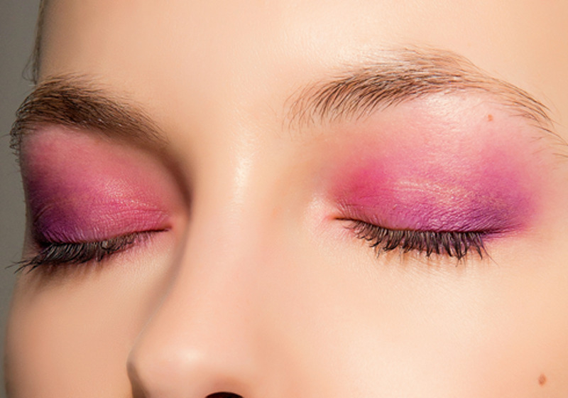 Модельеры этой весной предлагают экспериментировать с розовыми оттенками