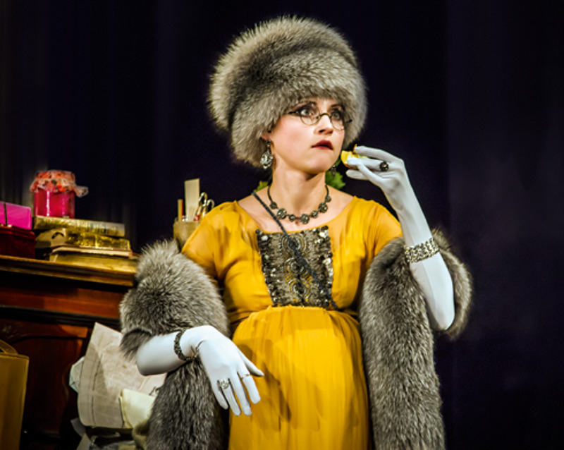 Анна известна также как театральная актриса. В спектакле «Доходное место» у нее одна из главных ролей