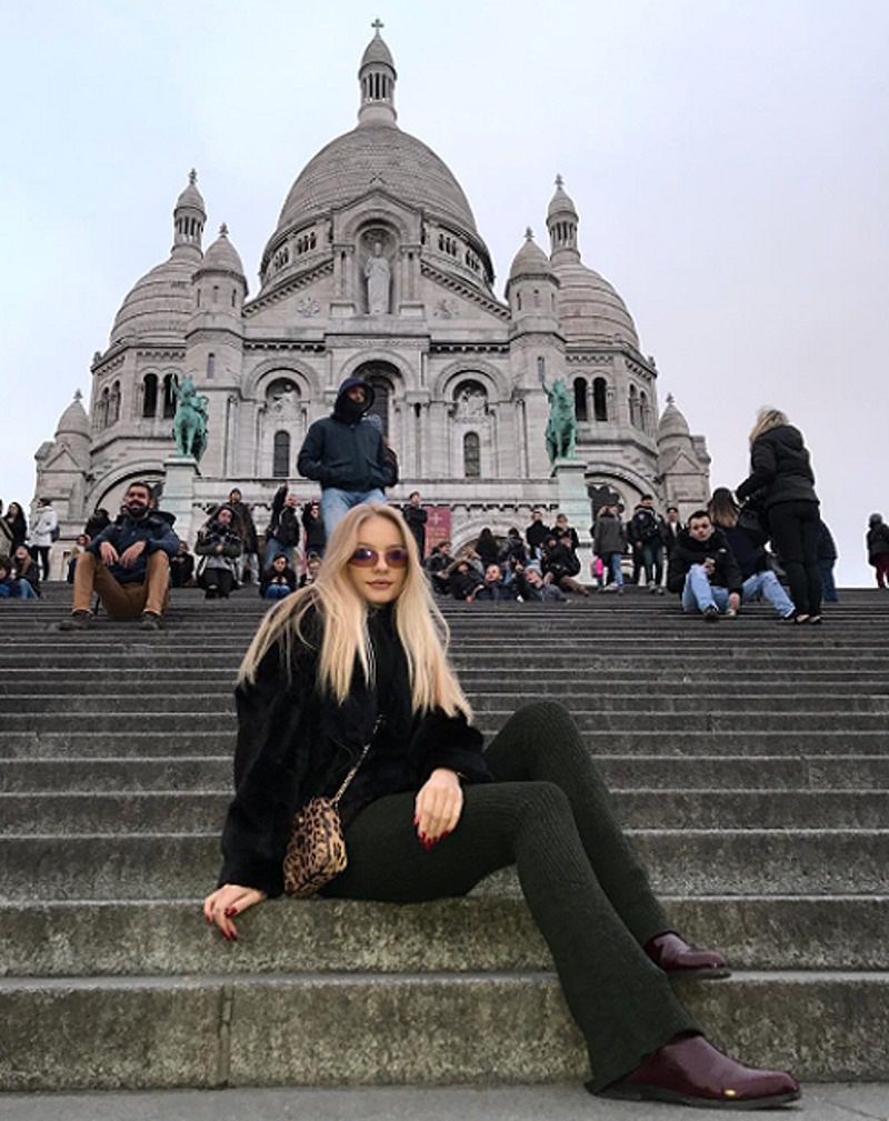 Девушка признается, что в первое время учебы во французской школе она плакала каждый день 