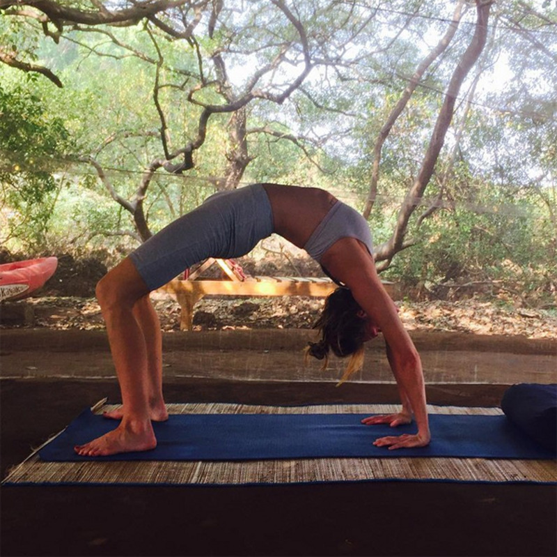 Любовь Толкалина занимается йогой на Гоа
