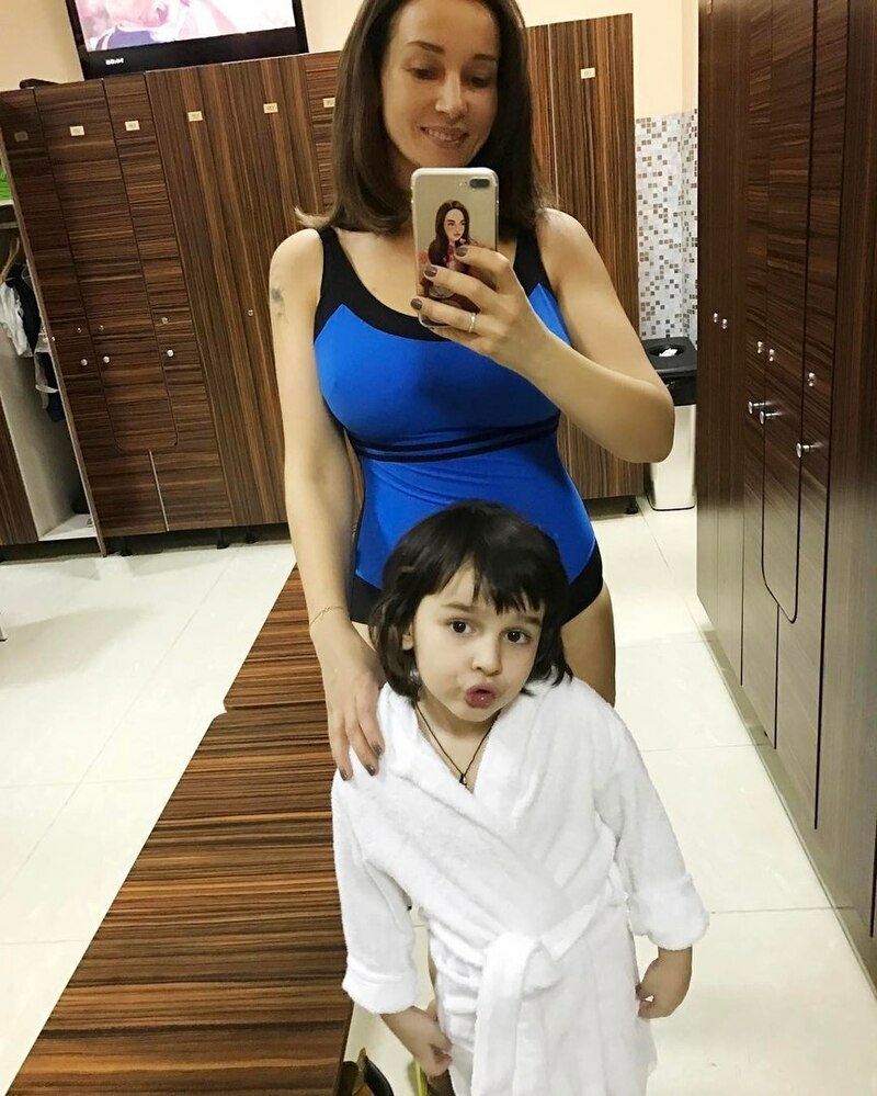 Чехова похвасталась стройной фигурой