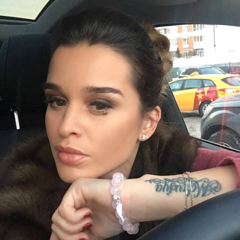 Ксения Бородина показала, как она поет в машине