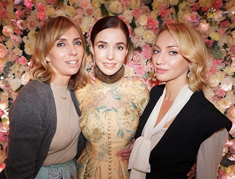 Алена Ахмадулина со Светланой Бондарчук и гостьей вечера