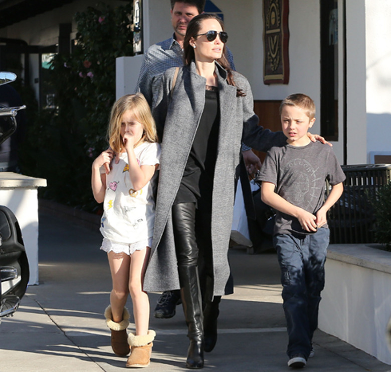 Анджелина Джоли с двойняшками Вивьен и Ноксом