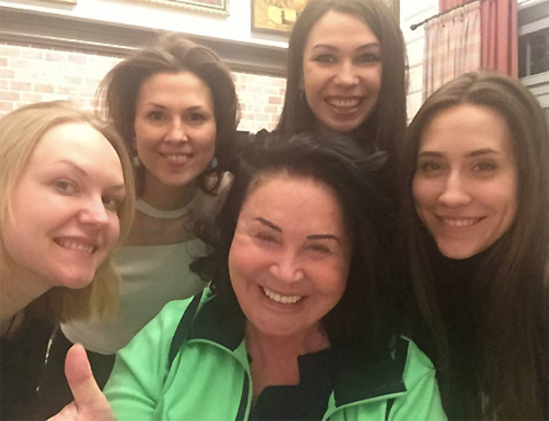 Поклонники не узнали певицу на этом снимке