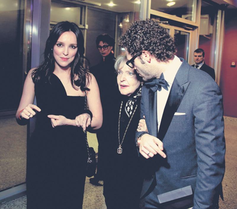 Константин Крюков с женой Алиной и Ириной Скобцевой