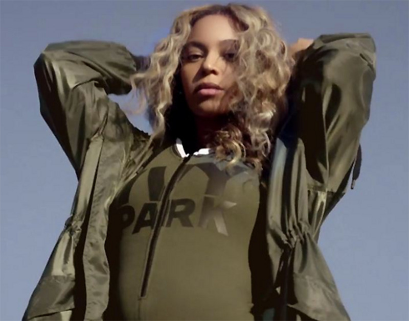 Певица намекнула на интересное положение в рекламном ролике новой коллекции своей одежды