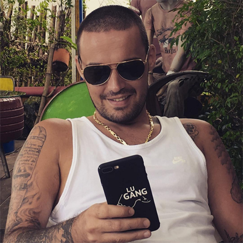 Пейзажи на этом снимке напоминают те, что на фото Кети Топурии