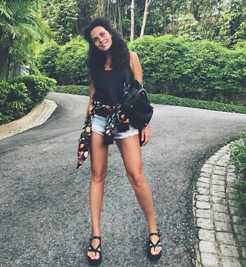 На ногах Насти не видны шрамы после летних операций