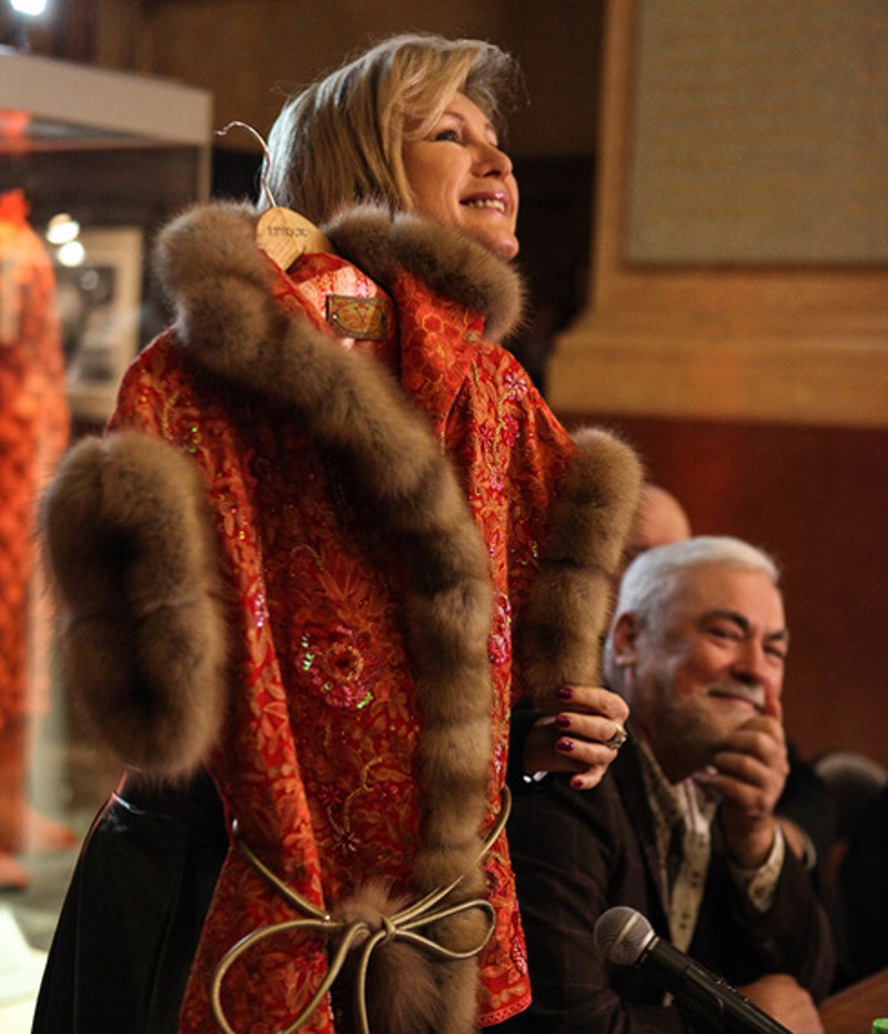 Вот такую расшитую душегрейку на меха получила в подарок Мелания Трамп