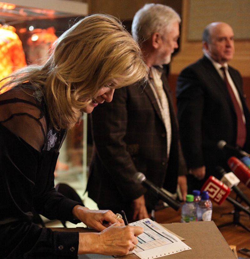 Вика отправила подарок экспресс-посылкой