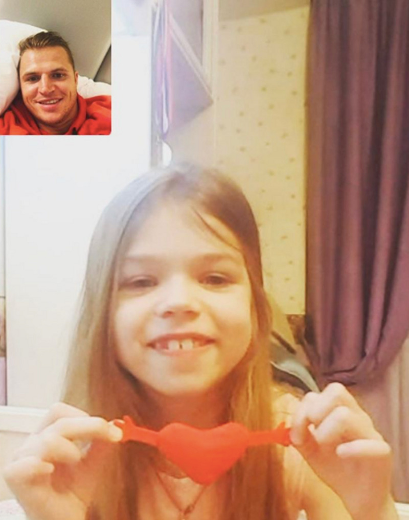 Спортсмен старается общаться с дочкой, даже находясь в другой стране 