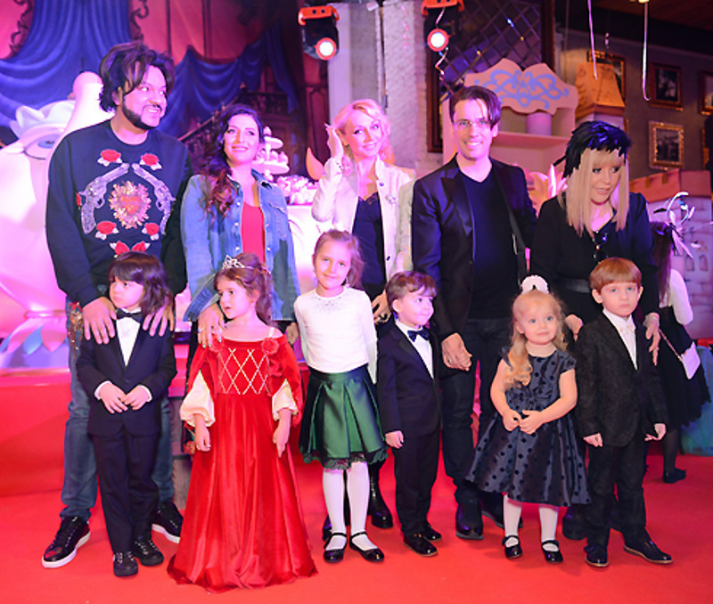 Филипп Киркоров, Кристина Орбакайте, Максим Галкин и Алла Пугачева пришли со своими детьми, чтобы поздравить счастливую маму Жасмин и ее очаровательную дочь с праздником