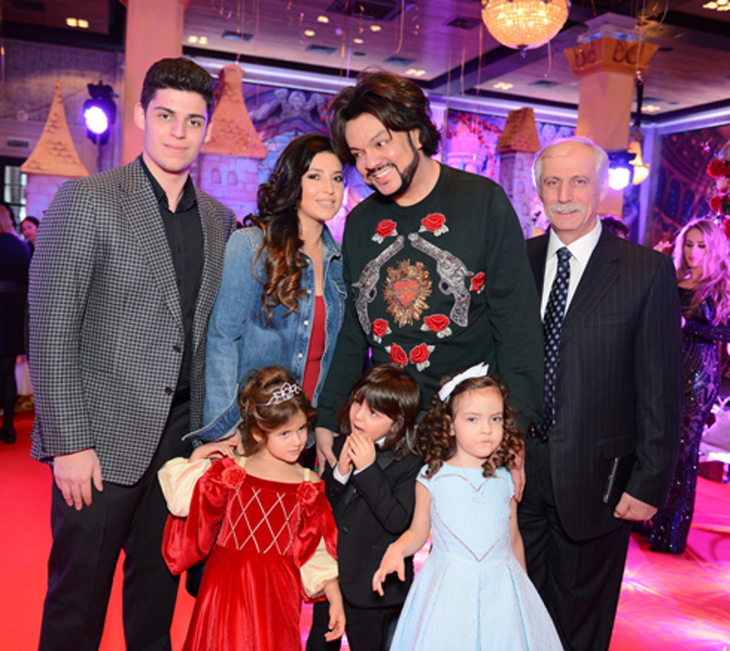 Жасмин с сыном Михаилом и Маргаритой, а также со своим папой, балетмейстером Львом Манахимовым. Филипп Киркоров с Мартином и Аллой-Викторией