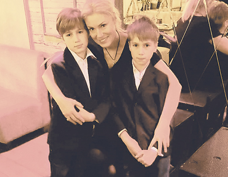 Мария Шукшина — счастливая мама четверых детей. Ее младшим сыновьям, близнецам Фоме и Фоке, сейчас по одиннадцать лет