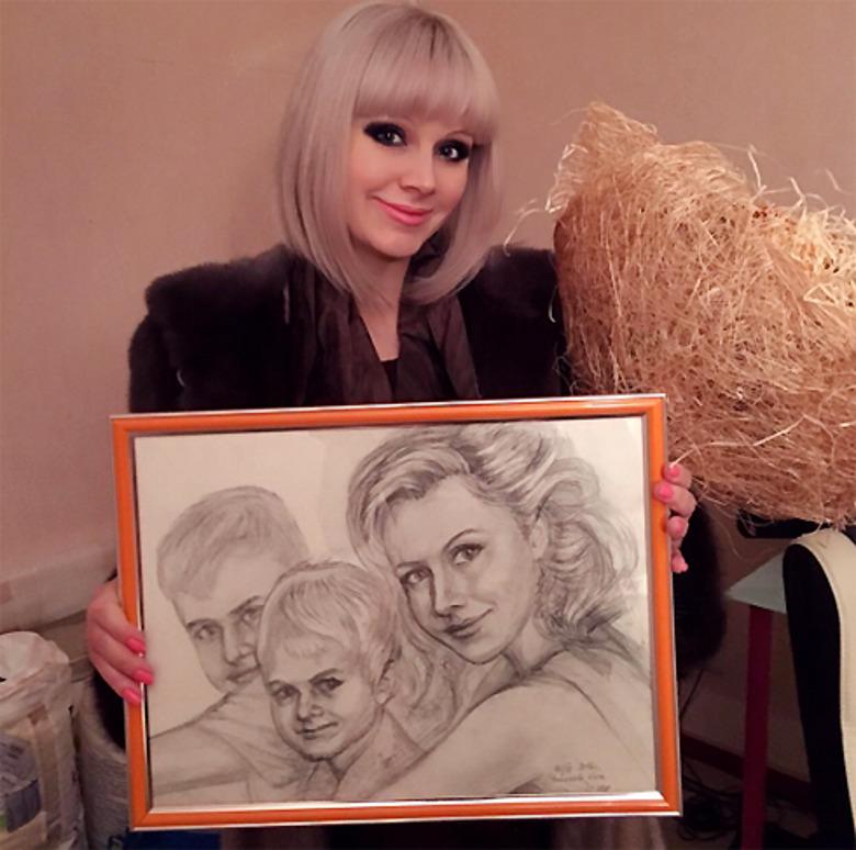 Натали с портретом своих сыновей