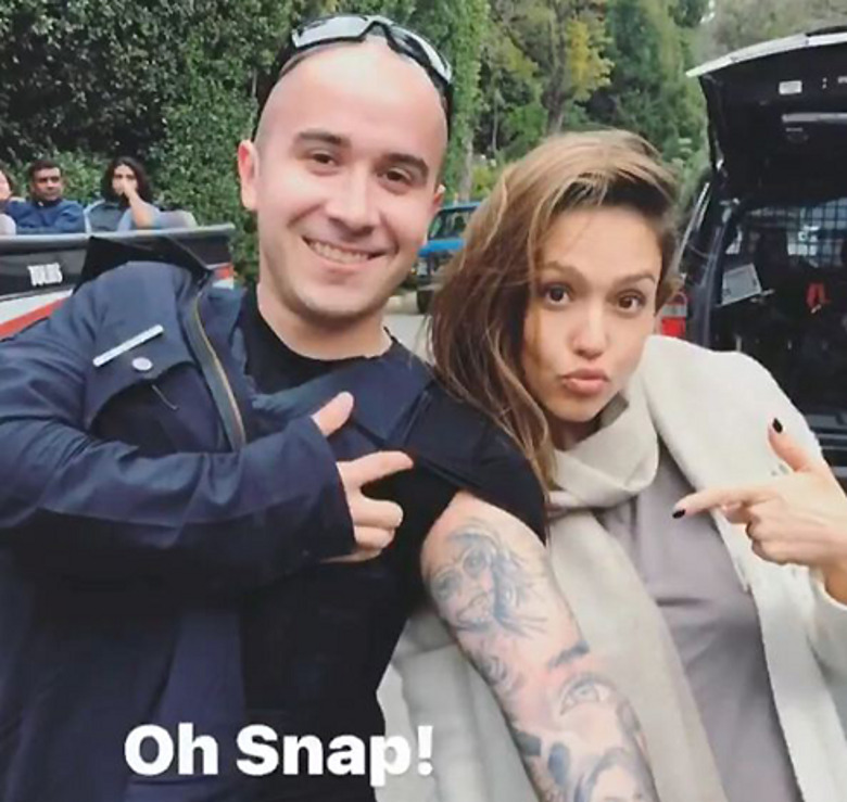 Джессика Альба и полицейский, сделавший в честь нее тату