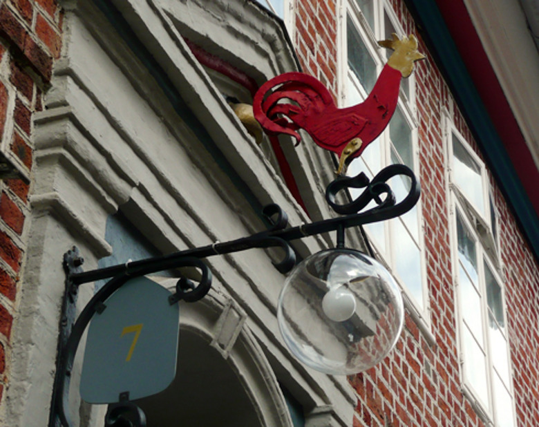 Где найти символ года Петуха