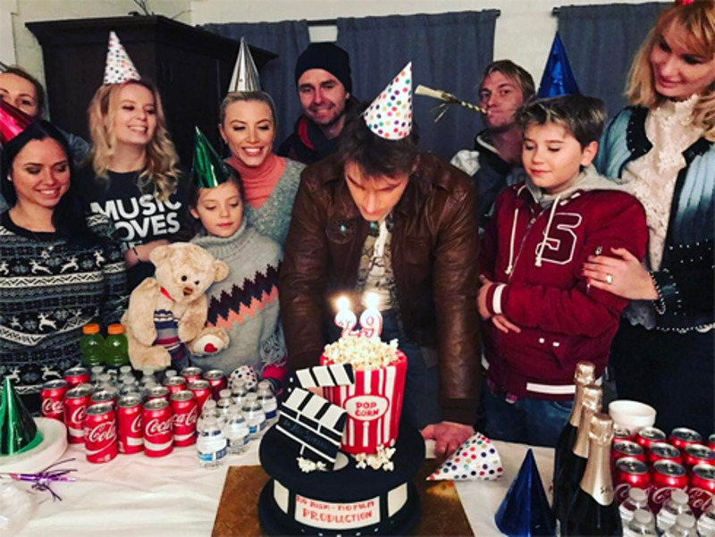 Алексей традиционно загадал желание и задул свечи