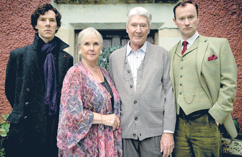 Родителей братьев Холмс сыграли настоящие мама и папа Бенедикта Камбербэтча, исполнителя роли Шерлока. А Марк Гэтисс (Майкрофт) также является соавтором сериала