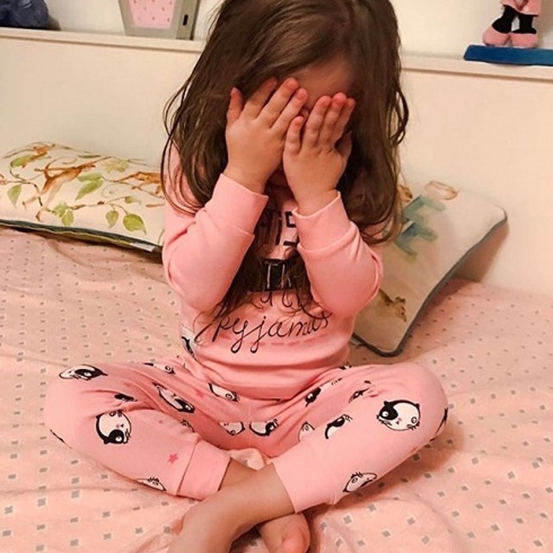 Настя играет с папой в прятки