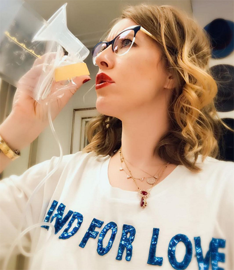 Ксения воспользовалась молокоотсосом перед полетом