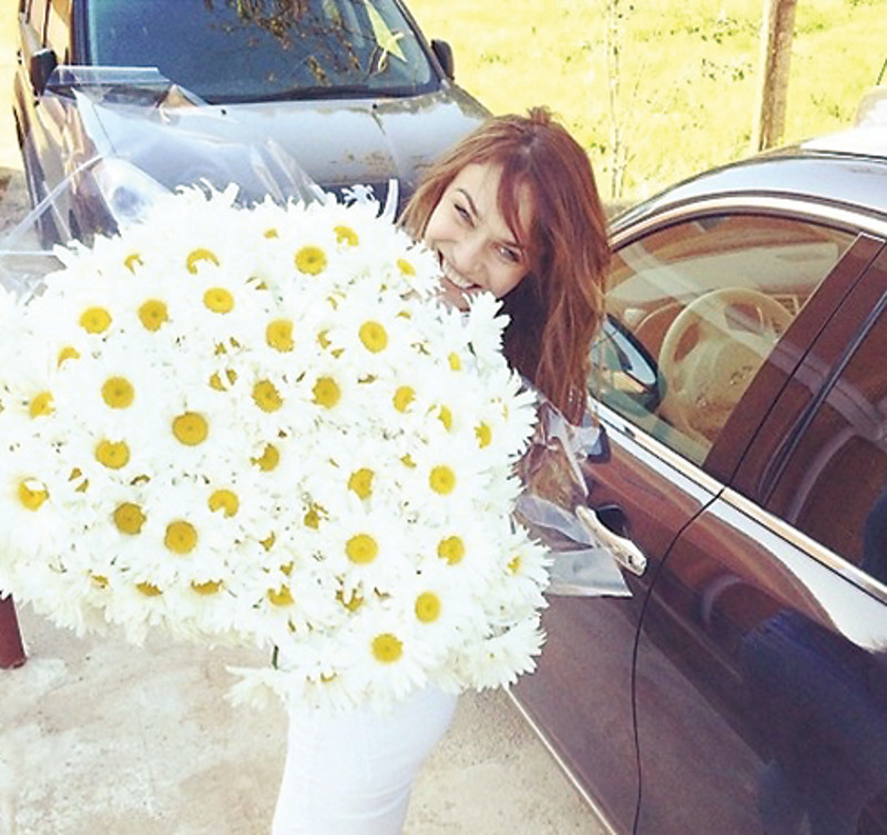 Охапка ромашек - один из самых необычных подарков в жизни Водонаевой