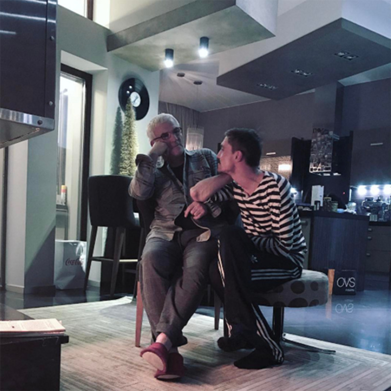 Певец со своим папой