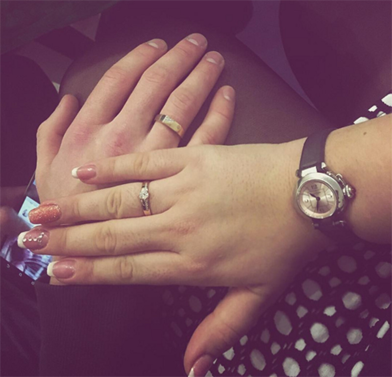 Своего избранника девушка пока не показывает