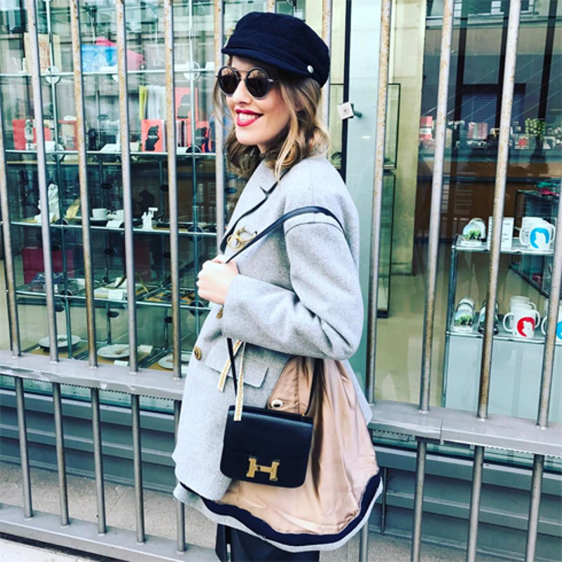 В Париже молодая мама выгуливает новые наряды