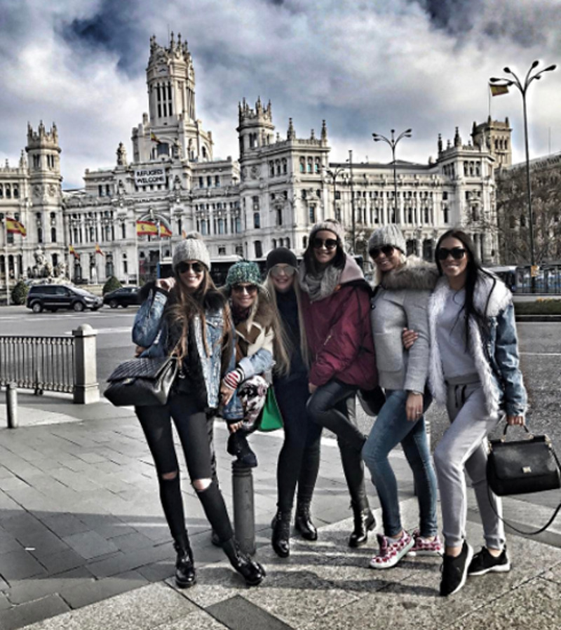 Телеведущая со своими подругами и сестрой