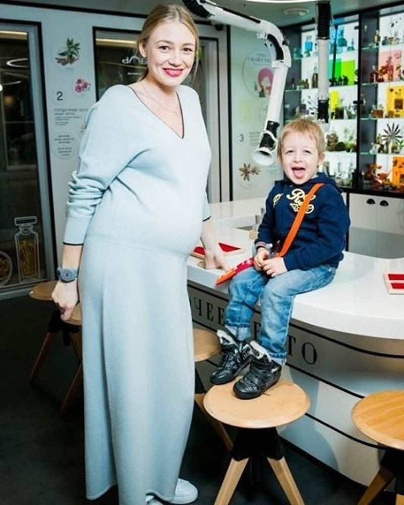 Оксана Акиньшина с сыном Константином