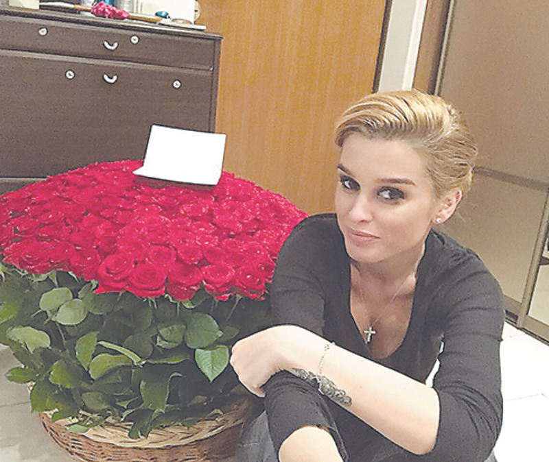 Ксения Бородина регулярно получает охапки цветов