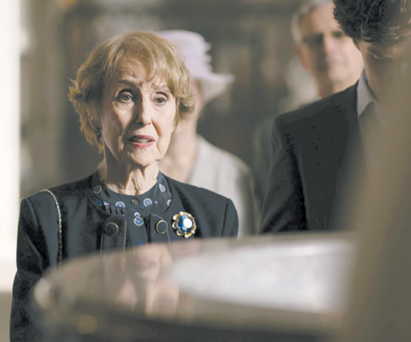 Роль миссис Хадсон исполняет британская актриса Уна Стаббс, снмиавшая также в атких детективных сериалах как «Чисто английские убийства» и «Мисс Марпл Агаты Кристи»