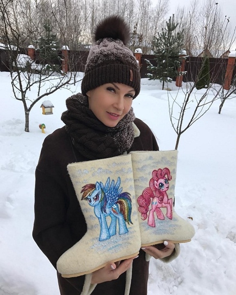 Эвелина Бледанс бегает по магазинам под Новый год