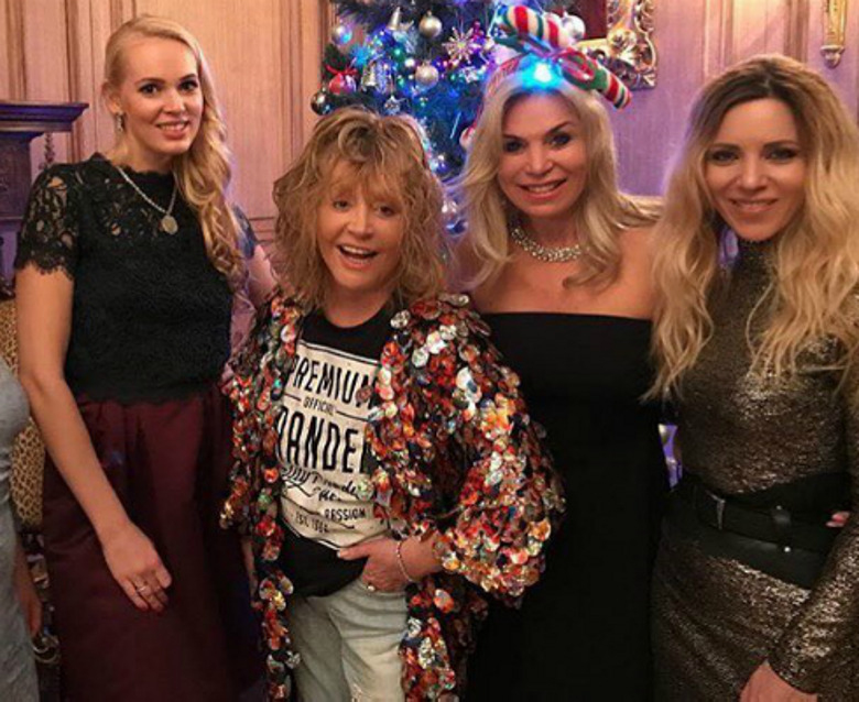 Алла Пугачева встречала Новый год в рваных джинсах, а Марина Юдашкина - в роскошном платье