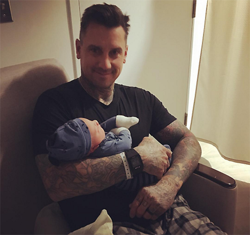 Муж Пинк, мотогонщик Кэри Харт, с новорожденным сыном