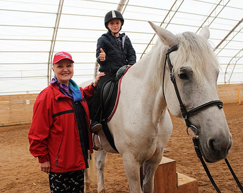 Маленький Сережа в восторге от верховой езды