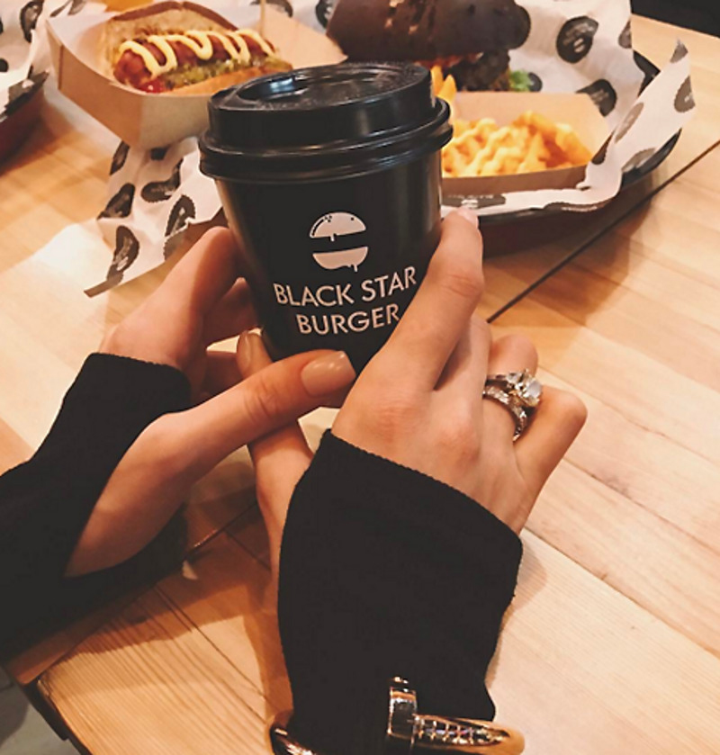 Анастасия Решетова показала кольца на безымянном пальце правой руки