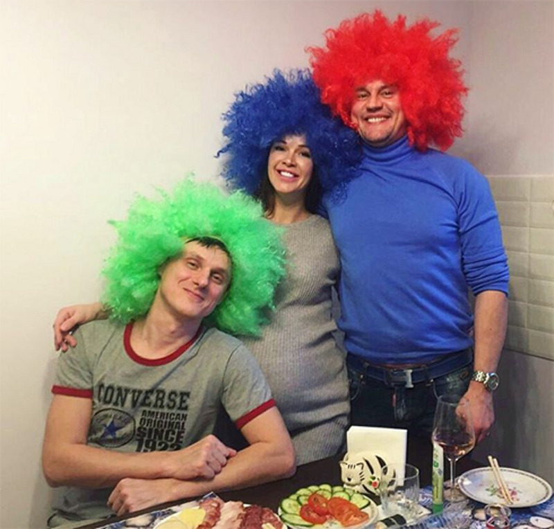 Степан Меньщиков (крайний справа) принимает поздравления 