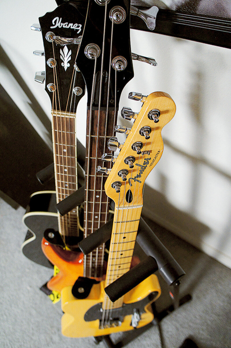 Сам Алексей играет на нескольких музыкальных иструментах и дома пишет музыку